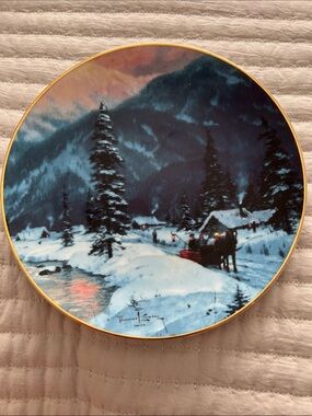 Knowles Holiday 'The Journey Home' Decorative Plate in White, Green, Red